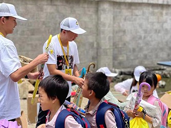 Kuongshun brīvprātīgie pievienojas labdarības organizācijai, lai palīdzētu ka...